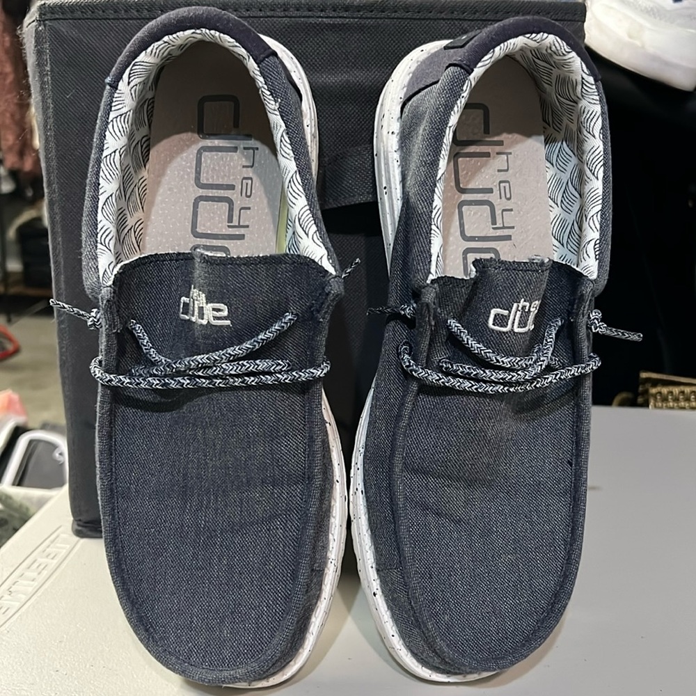 Hey dude size 8